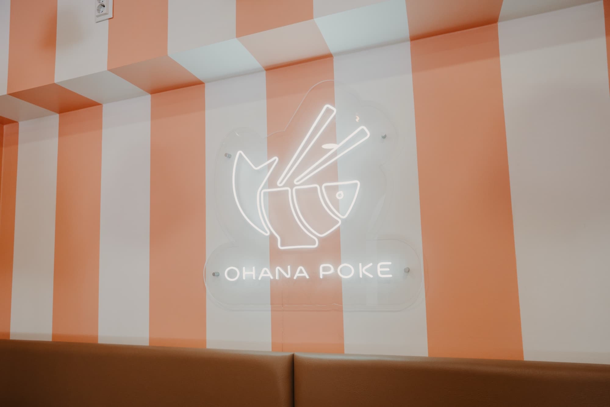 Letreiro neon Ohana Poke em Setúbal