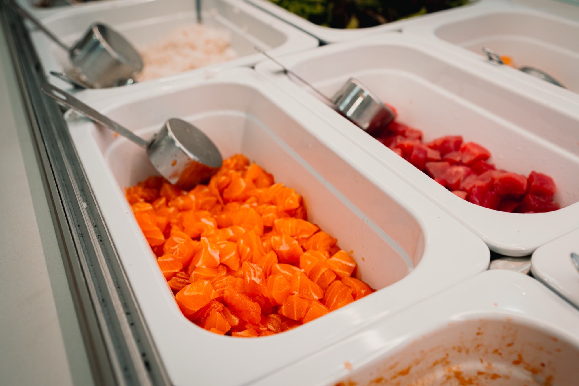 Ingredientes frescos do dia no balcão Ohana Poke em Setúbal